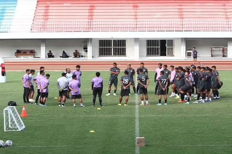 Skuad PSIM Yogyakarta menjalani latihan terakhir di Stadion Mandala Krida sebelum hari ini bertolak ke Jakarta untuk menjalani pemusatan latihan. (official media psim)