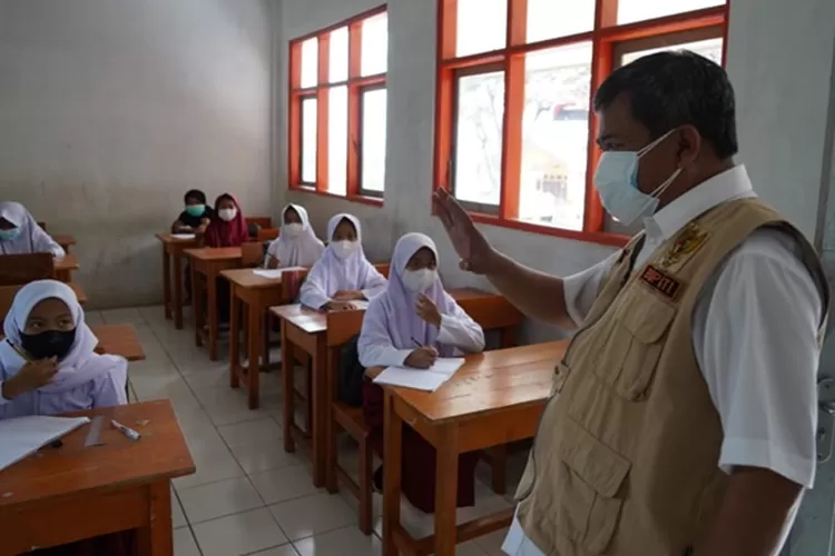 Bupati Garut Rudy Gunawan pantau PTM di SDN 1 Sindangsari. (Agus Alvin/Gorajuara.com)