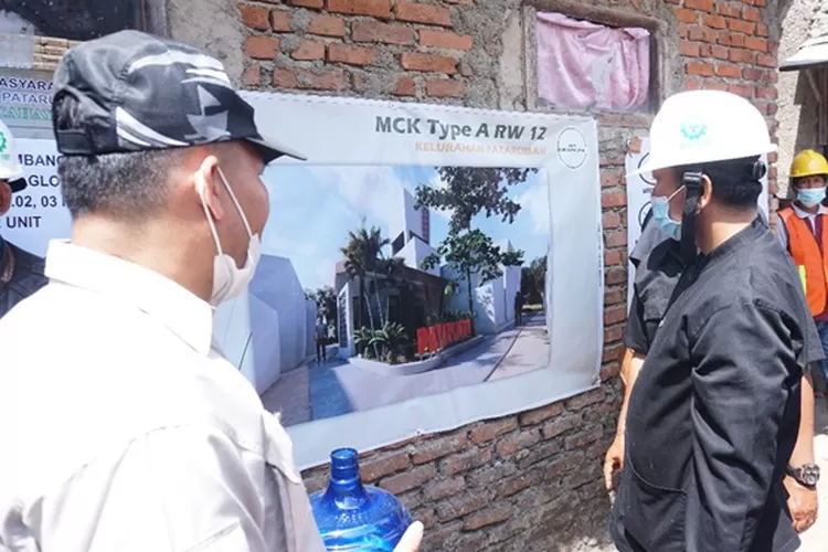 Kepala Disperkim Kabupaten Garut, Eded Komara Nugraha, saat menghadiri acara Peletakan Batu Pertama Kegiatan Gerbang Cahayaku di Kelurahan Pataruman, Kecamatan Tarogong Kidul, Kabupaten Garut. (Agus Alvin/Gorajuara.com)