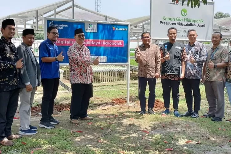 PERLUAS : XL Axiata terus memperluas implementasi solusi IoT di kalangan pondok pesantren. Solusi IoT paling baru untuk mendukung budidaya Maggot dan hidroponik di Ponpes Hidayattullah, Depok, Jawa Barat. (FOTO:FEBRINA/RADARDEPOK)