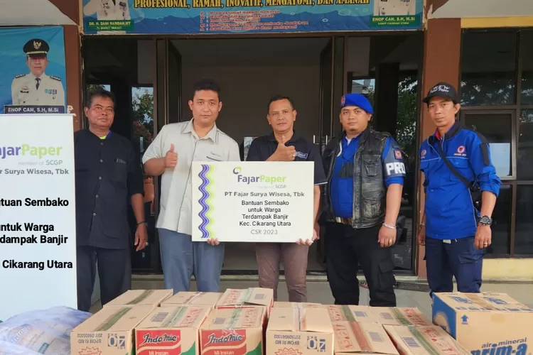 Fajar Paper suplei bahan makanan untuk korban banjir di Cikarang, Kabupaten Bekasi pada  Jumat (3/3/2023) dan Senin (6/3/2023). (FOTO: Humas Fajar Paper)
