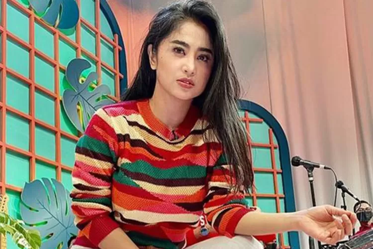 Dewi Perssik disindir netizen pakai HP murah (Instagram)