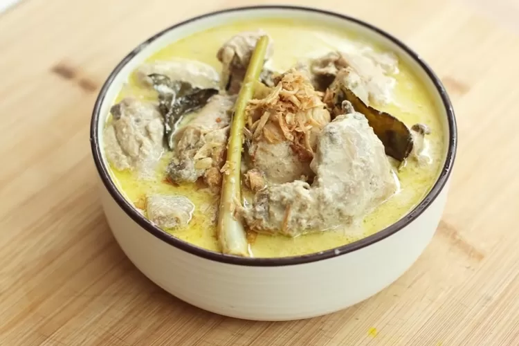 Cara Membuat Opor Ayam Susu, Devina Hermawan: Gurih dan Berempah Gak Lebai (Tangkapan Layar YouTube Devina Hermawan)