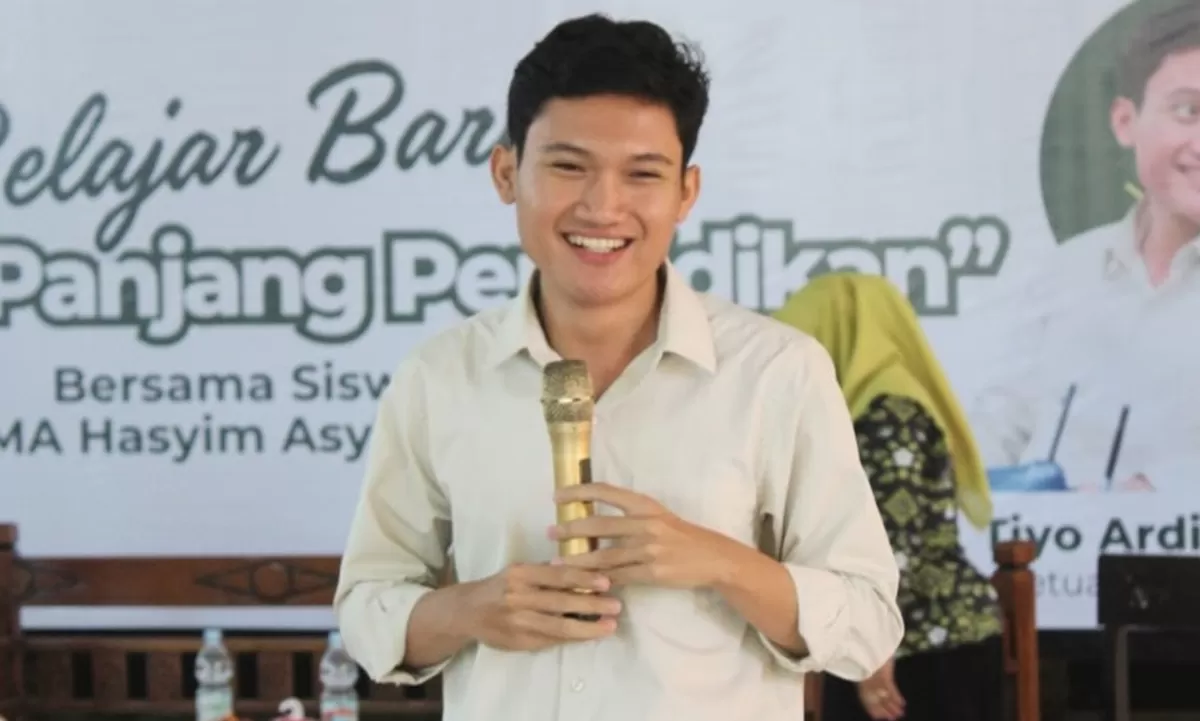 Potret Tiyo Ardianto, Ketua BEM UGM yang mengaku diteror hingga ancaman penculikan usai kritik pemerintah dalam surat yang dikirim ke UNICEF ketika menyuarakan tragedi kematian bocah SD di NTT (Instagram/tiyoardianto_)