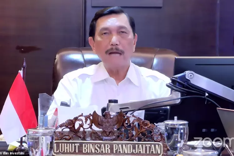 Menko Marves Luhut Binsar Pandjaitan dalam Keterangan Pers mengenai Perkembangan PPKM Terkini, Senin (20/09/2021) sore. (Sumber: Tangkapan Layar YouTube Sekretariat Presiden)  Sumber: https://setkab.go.id/antisipasi-varian-mu-dan-lambda-pemerintah-batasi-dan-perketat-pintu-masuk-negara/