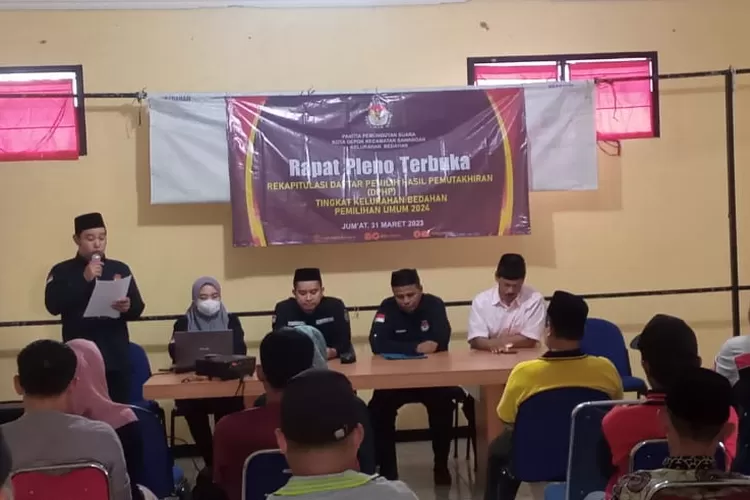 DISKUSI : Rapat pleno terbuka rekapitulasi Daftar Pemilih Hasil Pemutakhiran (DPHP) tingkat Kelurahan Bedahan, berlangsung di aula lantai dua kelurahan, beberapa waktu lalu.&nbsp; (ALDY RAMA/RADAR DEPOK)