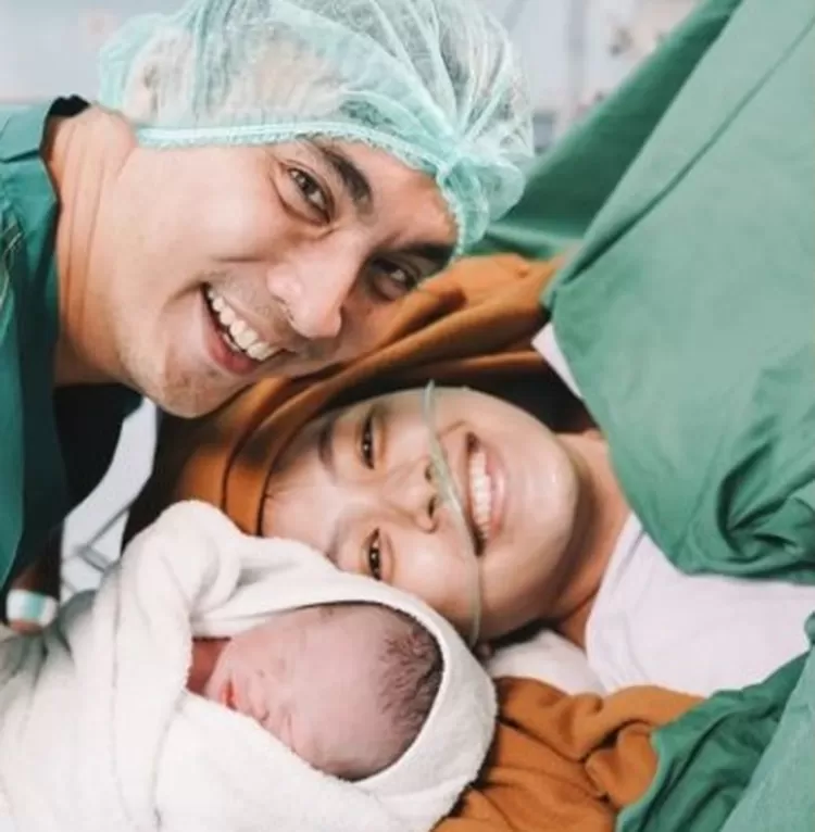 Momen saat Rendy Kjaernett  dan istrinya, Lady Nayoan, melahirkan anak ketiga 