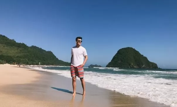 Pesona Wisata Pantai Pulau Merah Di Banyuwangi Yang Eksotis ...