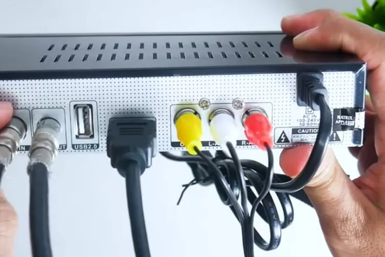 Cara memasang Set Top Box di TV Analog agar bisa menampilkan siaran TV Digital sebenarnya sangat mudah, pastikan Set Top Box yang anda miliki didukunng fitur DVB T2 dan daerah anda telah dijangkau siaran TV Digital.(Youtube)