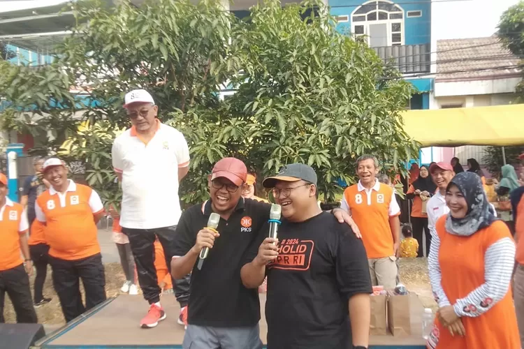 MERIAH : Presiden PKS, Ahmad Syaikhu, Ketua DPD PKS Depok, Imam Budi Hartono didampingi Caleg Dapil Cilodong-Tapos, Dessiana saat membagikan doorprize kepada para simpatisan PKS, usai melaksanakan senam bersama di Perumahan Jatijajar, Tapos, Minggu (26/8). (ANDIKA EKA/RADAR DEPOK)