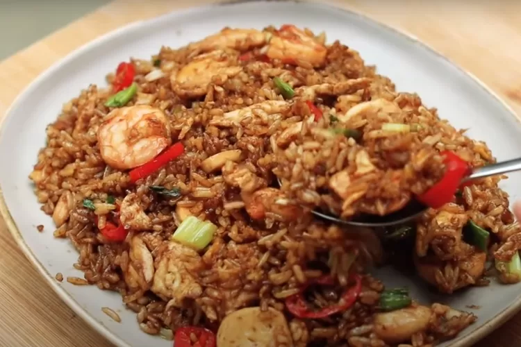 Ilustrasi, nasi goreng seafood paling enak di Depok yang porsinya jumbo banget. ((Youtube Devina Hermawan))