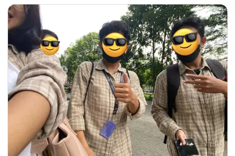 wanita unggah foto pengalaman kocaknya pakai baju sama, sehingga netizen juga respon miliki baju serupa saking pasarannya baju tersebut (Twitter @SAASH1MI)