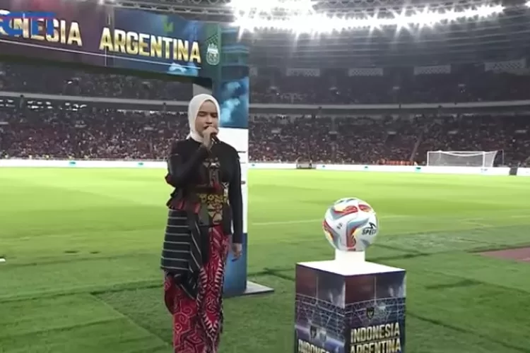 Putri Ariani saat membawakan lagu Rayuan Pulau Kelapa karya Ismail Marzuki di Stadion Utama Gelora Bungkarno pada pembukaan ajang laga persahabatan antara Indonesia vs Argentina 