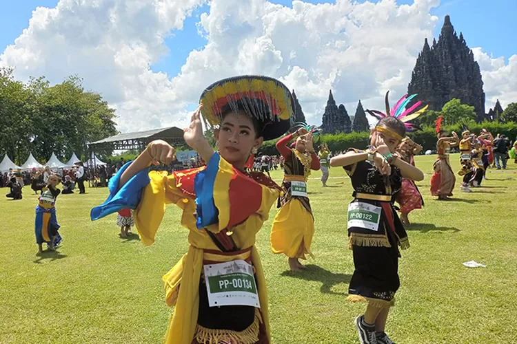 Sejumlah peserta mengikuti lomba Jogja Menari II 2022 yang digelar di pelataran kompleks Candi Prambanan, Minggu (18/12/2022).  (Foto: Sutriono)
