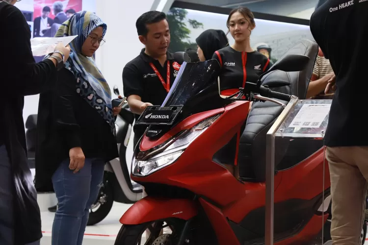 Sepeda motor Honda PCX 160 masih yang terlaris dalam perhelatan GIIAS 2023.