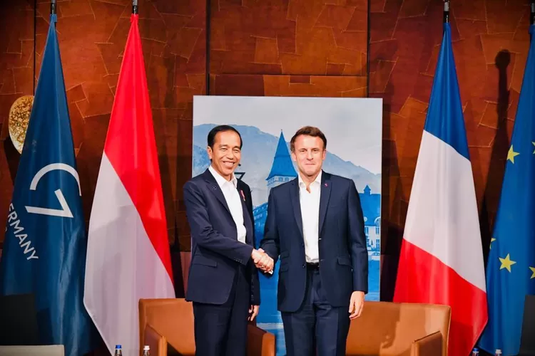 Presiden Joko Widodo berjabat tangan dengan Presiden Prancis Emmanuel Macron saat bertemu di sela-sela KTT G7 di Elmau, Jerman, Senin (27/6/2022). ( Laily Rachev - Biro Pers Sekretariat Presiden)