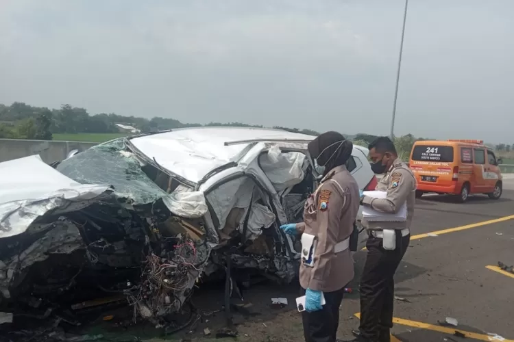 Kondisi kendaraan yang ditumpangi Vanessa Angel dan suami tampak hancur. (Foto: PMJ News/Polda Jatim)