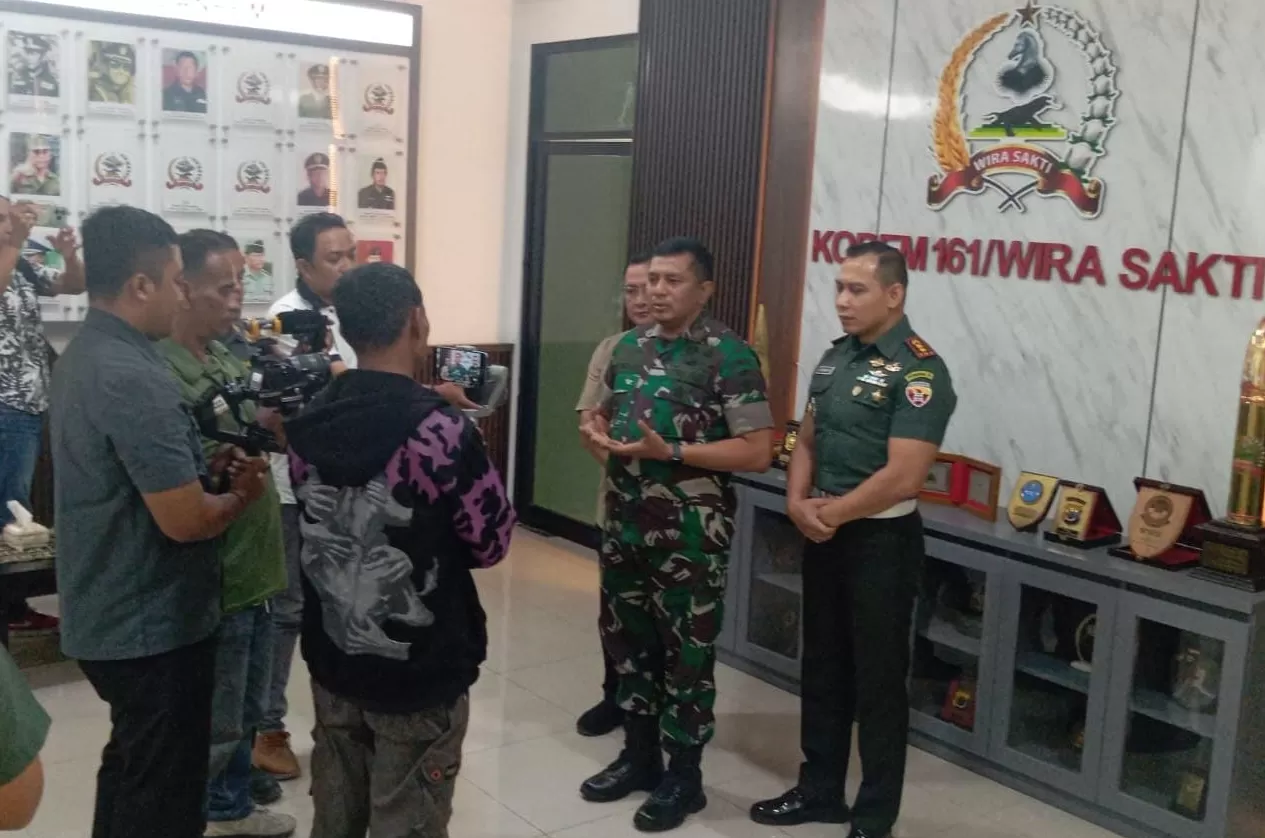 Komandan Korem (Danrem) 161/Wira Sakti Brigjen TNI Hendro Cahyono saat menyampaikan keterangan kepada media.