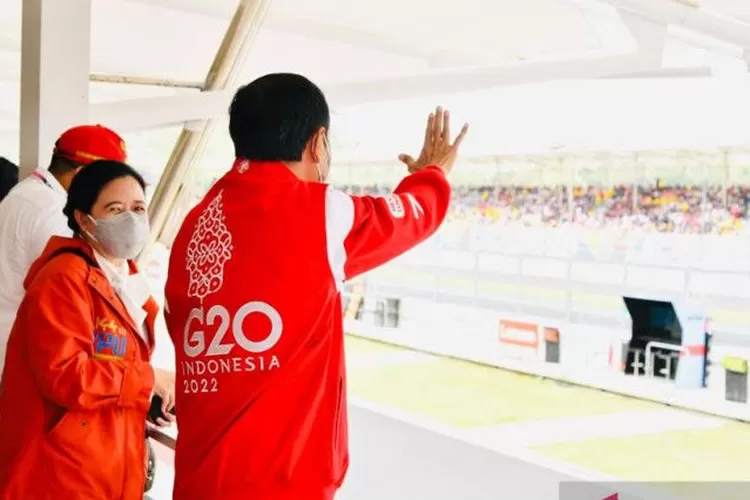  Ketua DPR RI Puan Maharani (kiri) bersama Presiden RI Joko Widodo (kanan) ketika menyaksikan ajang MotoGP di Sirkuit Pertamina Mandalika di Lombok Tengah, Nusa Tenggara Barat (NTB), Minggu (20/3/2022). ( ANTARA/HO-DPR RI)