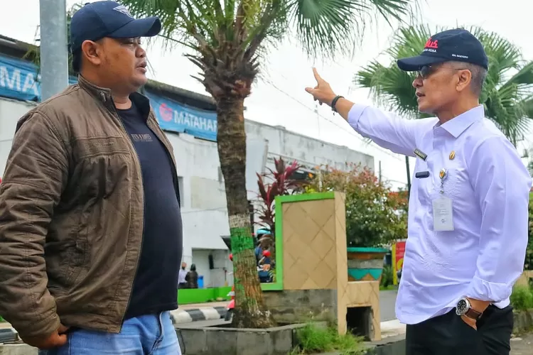 Pasar sayur malam di depan Pasar Bitingan Kudus mulai direlokasi ke tempat Pasar Burung di Desa Jati Wetan Kecamatan Jati. Bupati Kudus HM Hartopo (kanan) turun ke lapangan meminta pedagang segera menempati lokasi baru.  (Foto: Muhammad Thoriq)