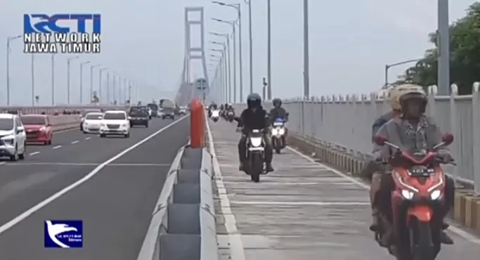 Angin Kencang di Jembatan Suramadu: Puluhan Pengendara Motor Terjebak. Foto: YouTube/RCTI