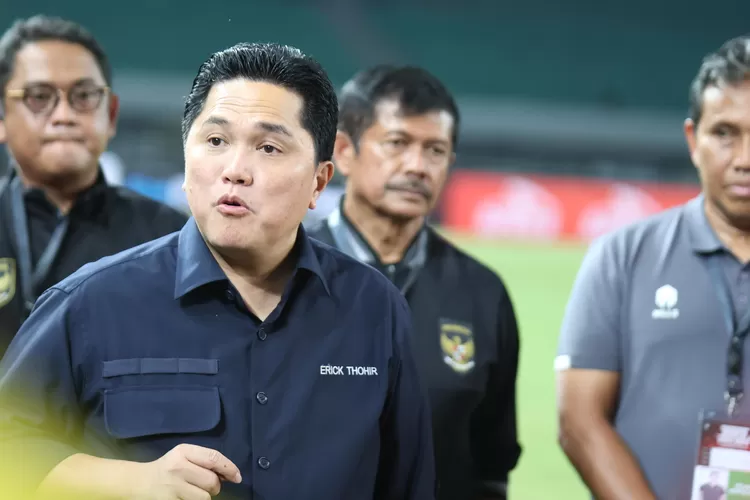 Ketum PSSI Erick Thohir menyambut antusias peluncuran logo dan maskot Piala Dunia U-17. (pssi.org)
