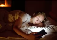  Lima Bahaya Main Handphone Menjelang Tidur