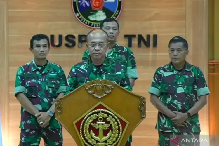 Pusat Penerangan (Kapuspen) TNI, Laksamana Muda (Laksda) Julius Widjojono menyatakan tak mungkin TNI pakai bom saat operasi pilot Susi Air oleh KKB  Papua 