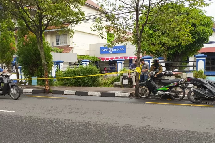 Polisi memeriksa lokasi remaja tewas sambil diberi garis polisi. Foto: Samento Sihono (Polisi memeriksa lokasi remaja tewas sambil diberi garis polisi. Foto: Samento Sihono)