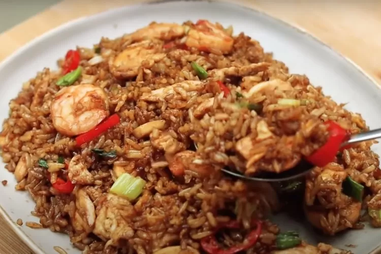 Ilustrasi - Nasi goreng seafood adalah hidangan lezat yang kaya akan rasa dan gizi. Berikut tips membuatnya; ((Youtube Devina Hermawan))