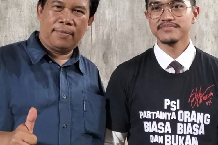 Ketua PSI Kota Depok, Oparis Simanjuntak foto bersama Kaesang Pangarep dengan kenakan baju PSI. DOK.PRIBADI