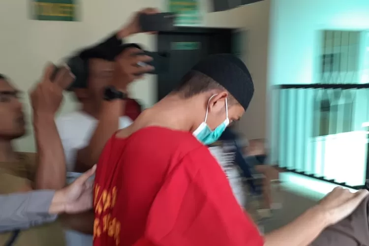 Tukul pelaku pembacokan yang tewaskan Arya Saputra divonis 9 tahun penjara. Keluarga Arya tak kuasa tahan tangis dan kecewa. (Riky Iskandar)