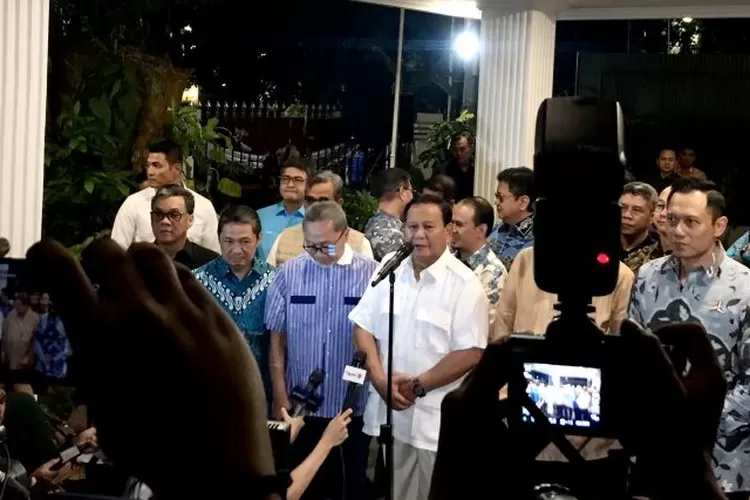 Ketua Umum Partai Gerindra sekaligus bakal calon presiden (capres) Prabowo Subianto di Jakarta, Minggu (22/10/2023) mengumumkan Gibran Rakabuming Raka, putra sulung Presiden RI Joko Widodo sekaligus Wali Kota Surakarta sebagai bakal calon wakil presiden (cawapres) dari Koalisi Indonesia Maju (ANTARA/Genta Tenri Mawangi)