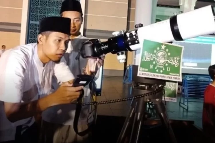 seorang petugas dari PBNU sedang melakukan persiapan Rukyatul Hilal untuk penentuan 1 Ramadhan.
