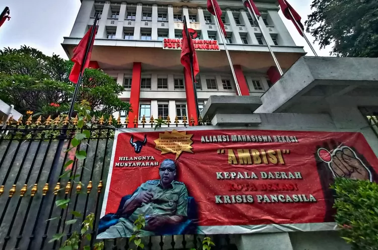 AMBISI protes di Kemendagri-DPP PDI Perjuangan terhadap kesalahan Plt Wali Kota Bekasi, Tri Adhianto mengucapkan Sila Ke-4 Pancasila. (FOTO: AMBISI)