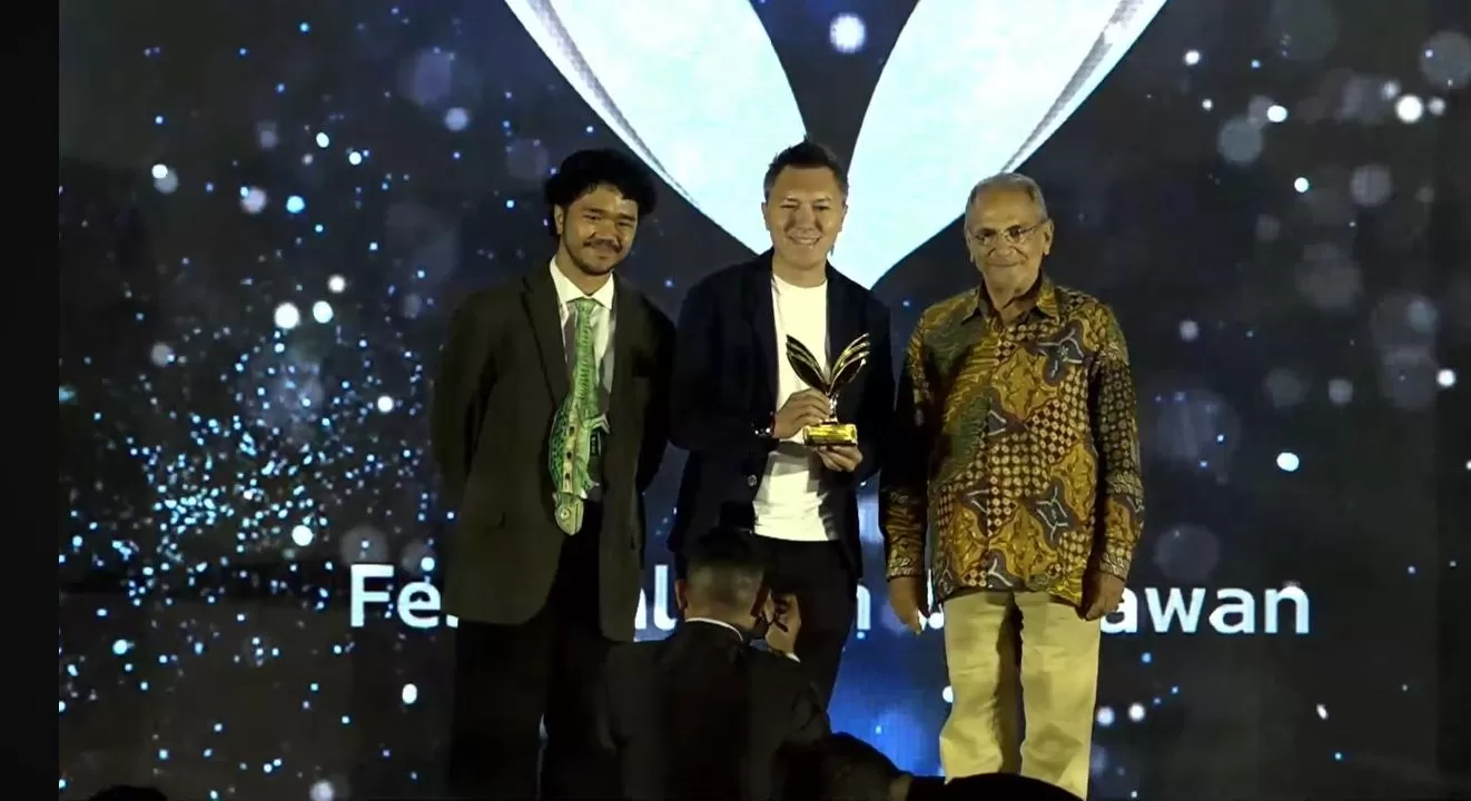 Penyerahan piala Nominasi Film Terbaik Genre Komedi dalam ajang Malam Anugerah Festival Film Wartawan (FFW) 2025, Minggu, 9 November 2025. (Foto: Youtube Festival Film Wartawan)