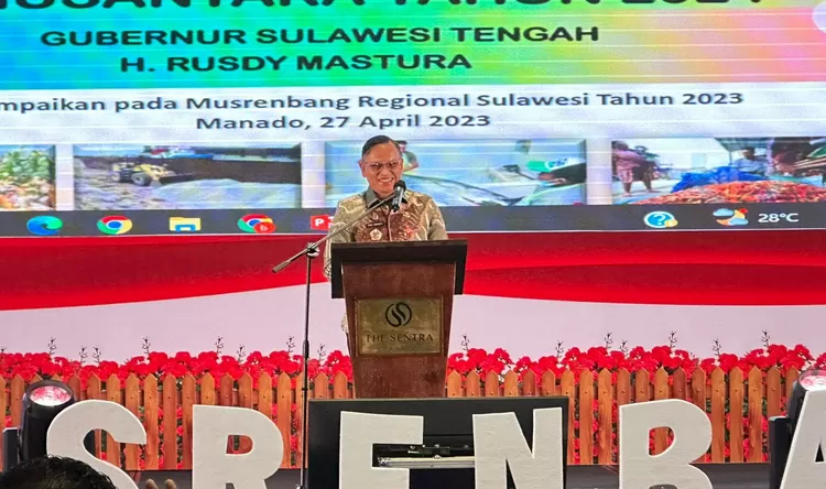 Asisten II Pemprov Sulteng Rudi Dewanto menyampaikan materi di kegiatan Musrenbang Regional Sulawesi 2023.