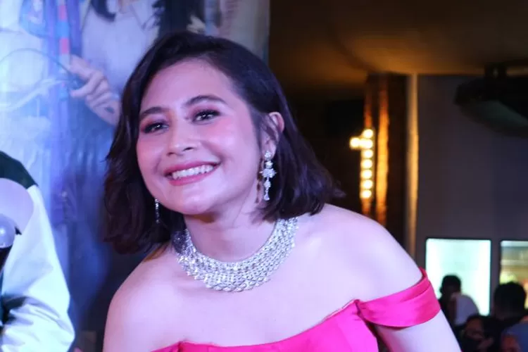 Aktris Prilly Latuconsina menghadiri gala premiere film Gita Cinta Dari SMA di Grand Indonesia, Jakarta Pusat, Senin (6/2/2023). (ANTARA/Pamela Sakina)