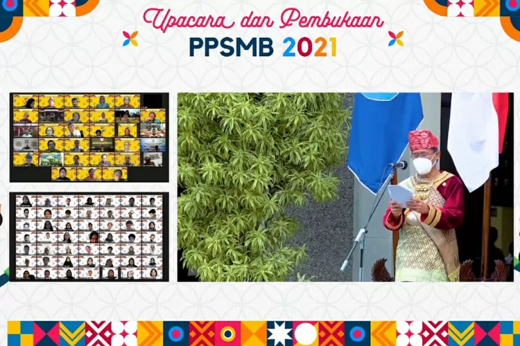 Rektor UGM memberikan sambutan dalam penerimaan mahasiswa baru Program Sarjana dan Diploma IV Tahun Akademik 2021/2022. (Foto: Humas UGM)