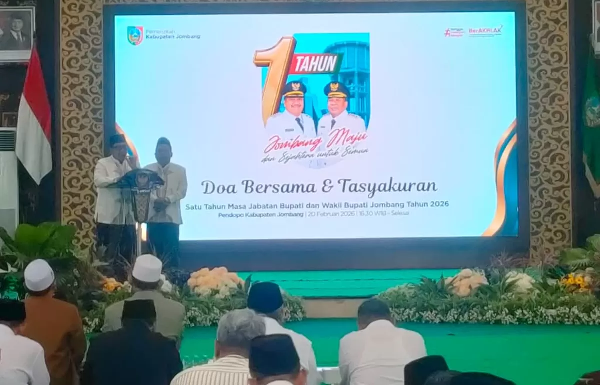 Bupati Jombang Warsubi didampingi Wakilnya, KH Salmanudin Yazid saat sambutan dalam rangka memperingati 1 tahun pimpin Jombang. (SketsaNusantara.id)