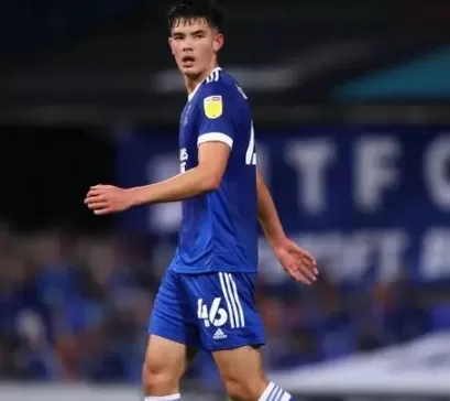 Potret Elkan Baggot berseragam Klub Ipswich Town  (Foto : Genmuslim/dok : berbagai sumber)