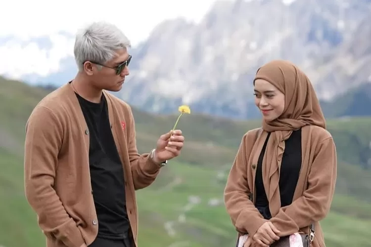 Lagu terbaru Lesty Kejora berjudul Insan Biasa kini memuncaki tangga lagu atau trending 1 di Youtube Musik Indonesia, lirik lagunya seperti ini (Foto: YouTube Intens Investigasi)