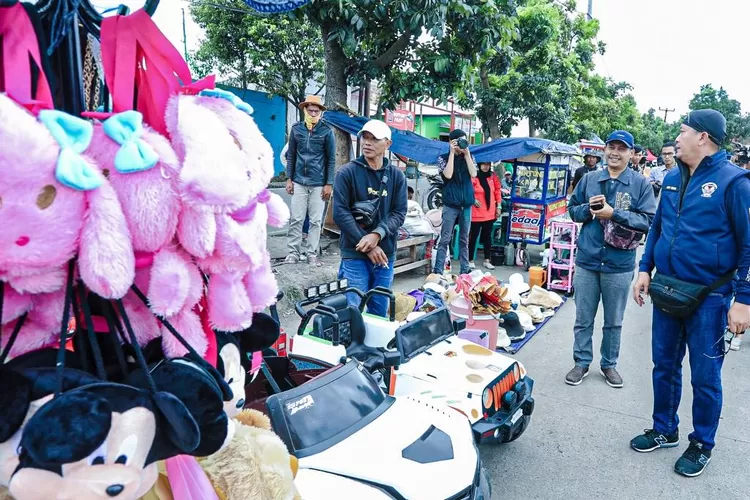 Sekretaris Daerah Kota Bandung, Ema Sumarna menindak tegas para PKL di sekitar Masjid Raya Al Jabbar (dok. bandung.go.id)