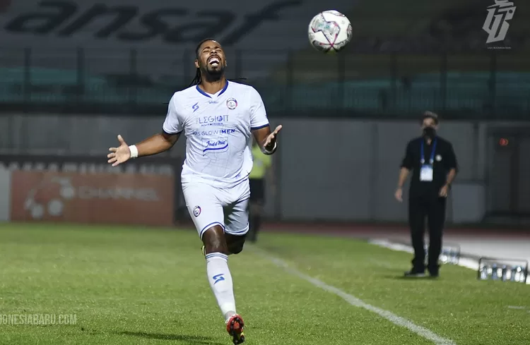 Striker Arema Carlos Fortes jadi ancaman bagi pertahanan Persebaya.