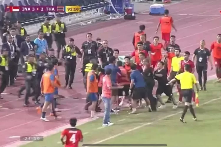 Keributan di depan bangku cadangan menodai aksi final Sea Games 2023 (Sumber: vtv5)