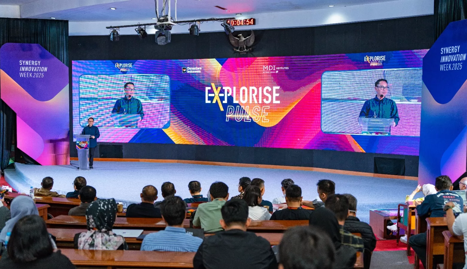Direktur IT Digital Telkom Indonesia Faizal Rochmad Djoemadi saat memberikan sambutan pada acara Synergy Innovation Week 2025 di Bandung.