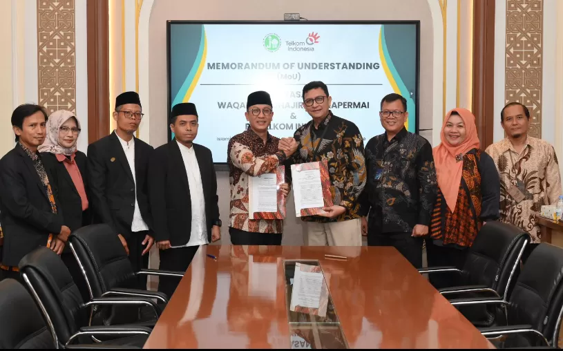 EVP Telkom Regional II Edie Kurniawan (Keempat dari kanan) dan Ketua Yayasan Waqaf Al Muhajirien Jakapermai Mohammad Syafiudin (Kelima dari kiri).