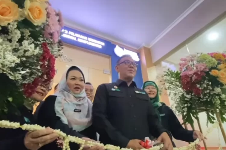 Bupati Bogor Iwan Setiawan meresmikan pelayanan unggulan berbasis one health Bogor Hade di RSUD Cibinong. (Instagram @rsudcibinong_bogor)