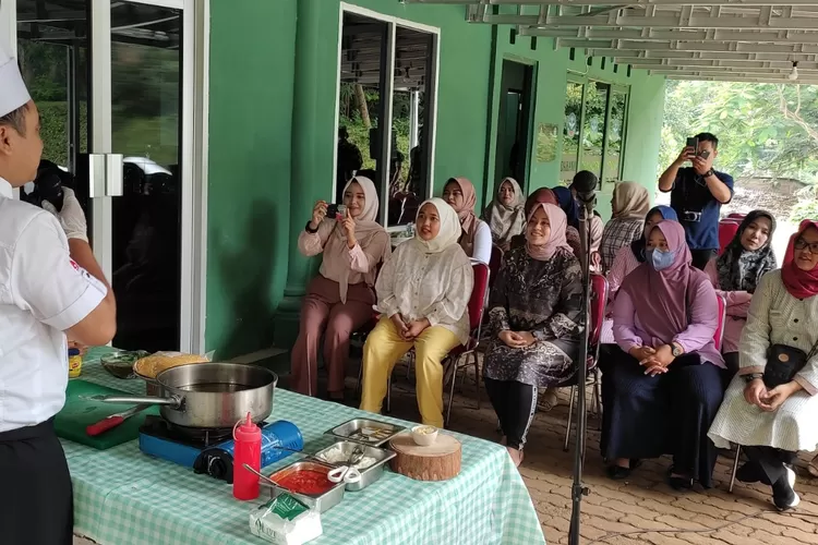 Hotel Neo Candi Simpang Lima Semarang gelar cooking class di Yon Arhanud 15/Dby, ada menu Western dan tradisional (Foto: dok.)