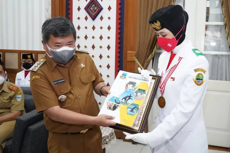 Bupati Garut, Rudy Gunawan, memberikan penghargaan kepada Pasukan Pengibar Bendera Pusaka (Paskibraka) asal Garut yang lolos ke tingkat Provinsi dan Nasional, di Ruang Pamengkang, Kecamatan Garut Kota, Kabupaten Garut, Senin (23/8/2021) (Sastra Firmasnyah/Gorajuara.com)